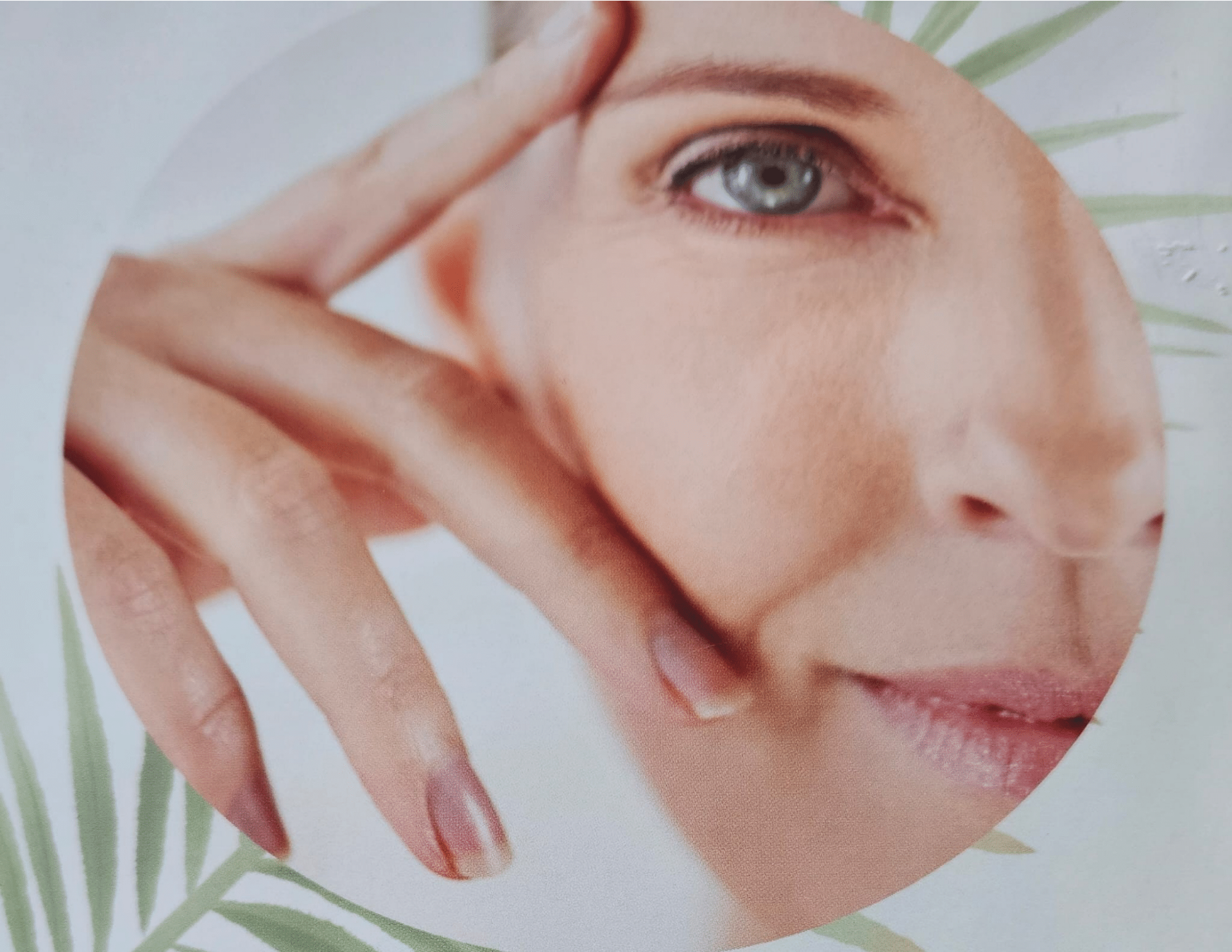 Persona sottoposta a trattamento di radiofrequenza sul braccio in una spa. Tecnico con guanti blu che tiene in mano il dispositivo.