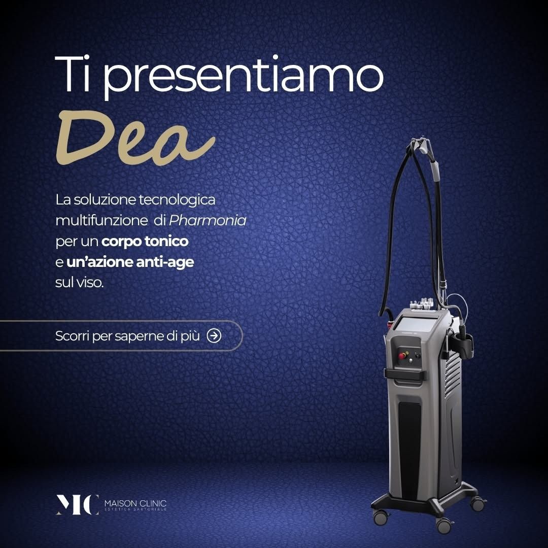 Tre donne sorridenti posano accanto a un albero di Natale decorato, tutte con top bianchi e blazer blu scuro.