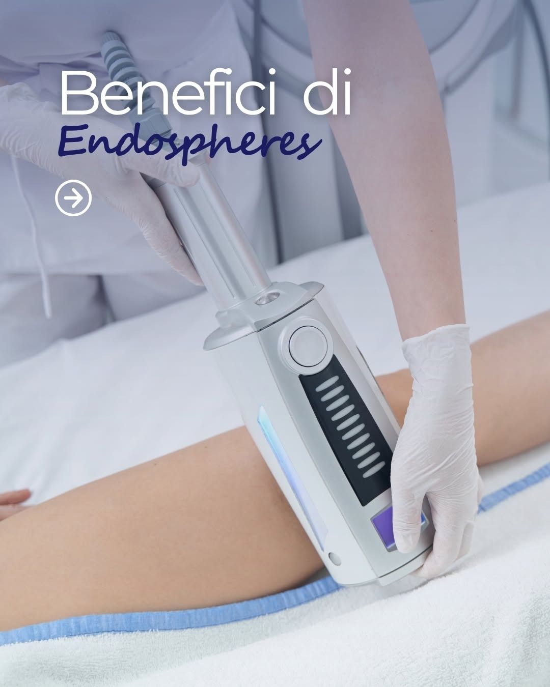 Una persona applica un cerotto sulla guancia di una donna durante un trattamento spa.