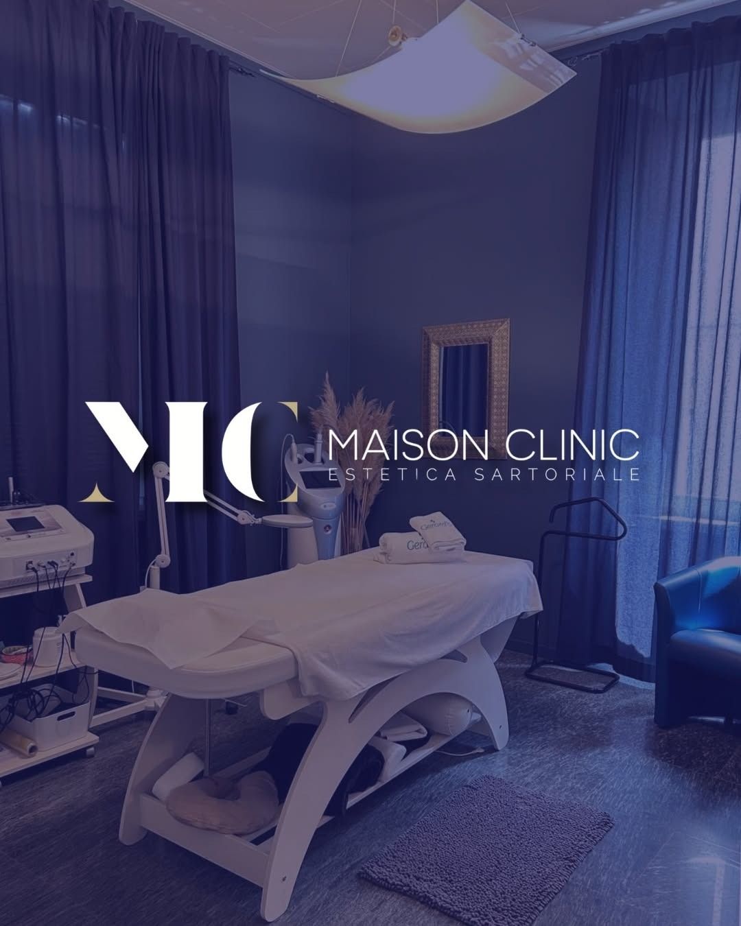 Persona sottoposta a trattamento di congelamento del grasso addominale. Un tecnico tiene la macchina sopra la zona.