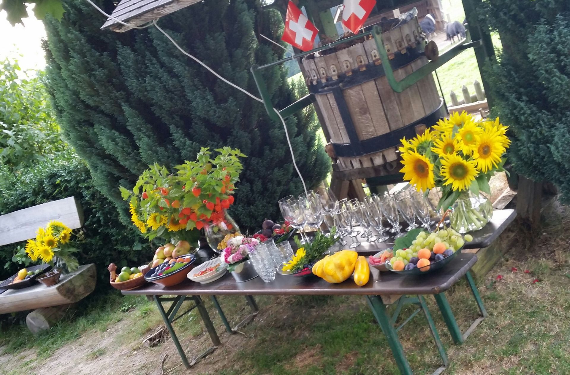 Gedeckter Tisch draussen - Restaurant Blüemlisalp