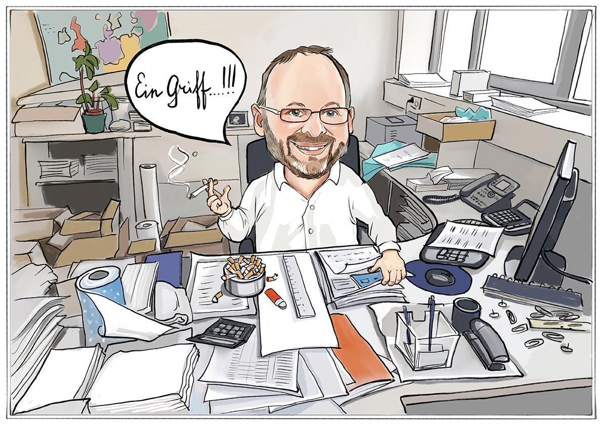 ein Mann sitzt an einem Schreibtisch und sagt ein griff