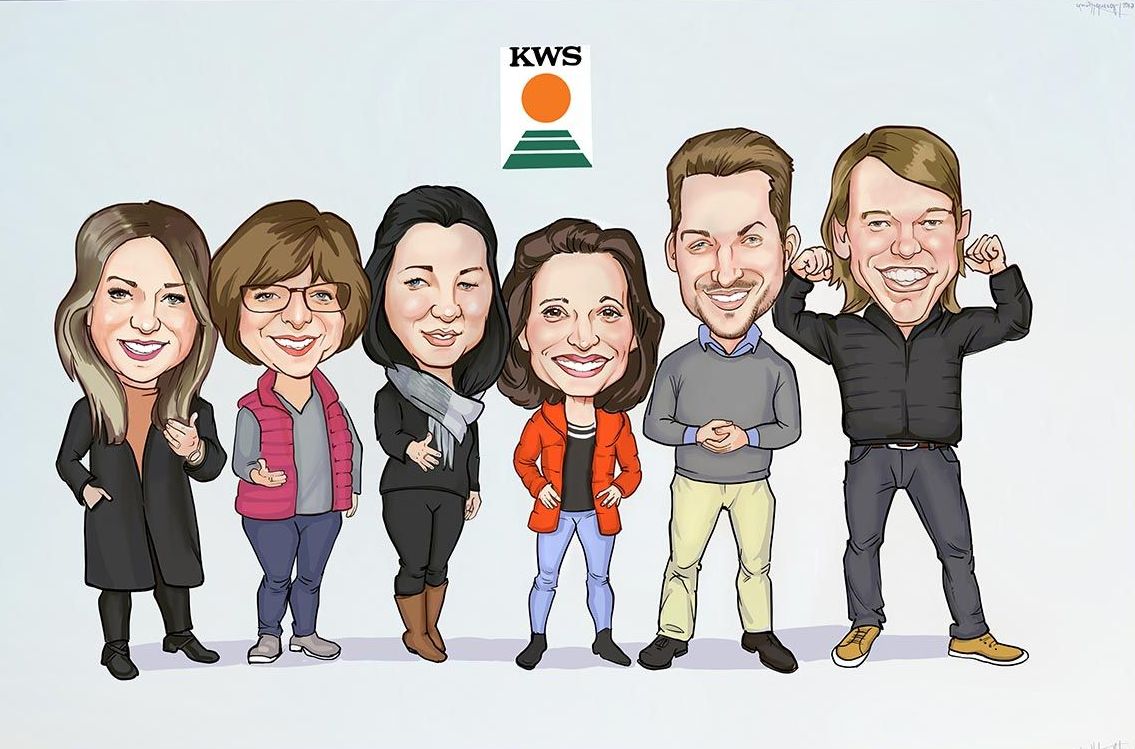 eine Gruppe von Menschen steht nebeneinander und lächelt .