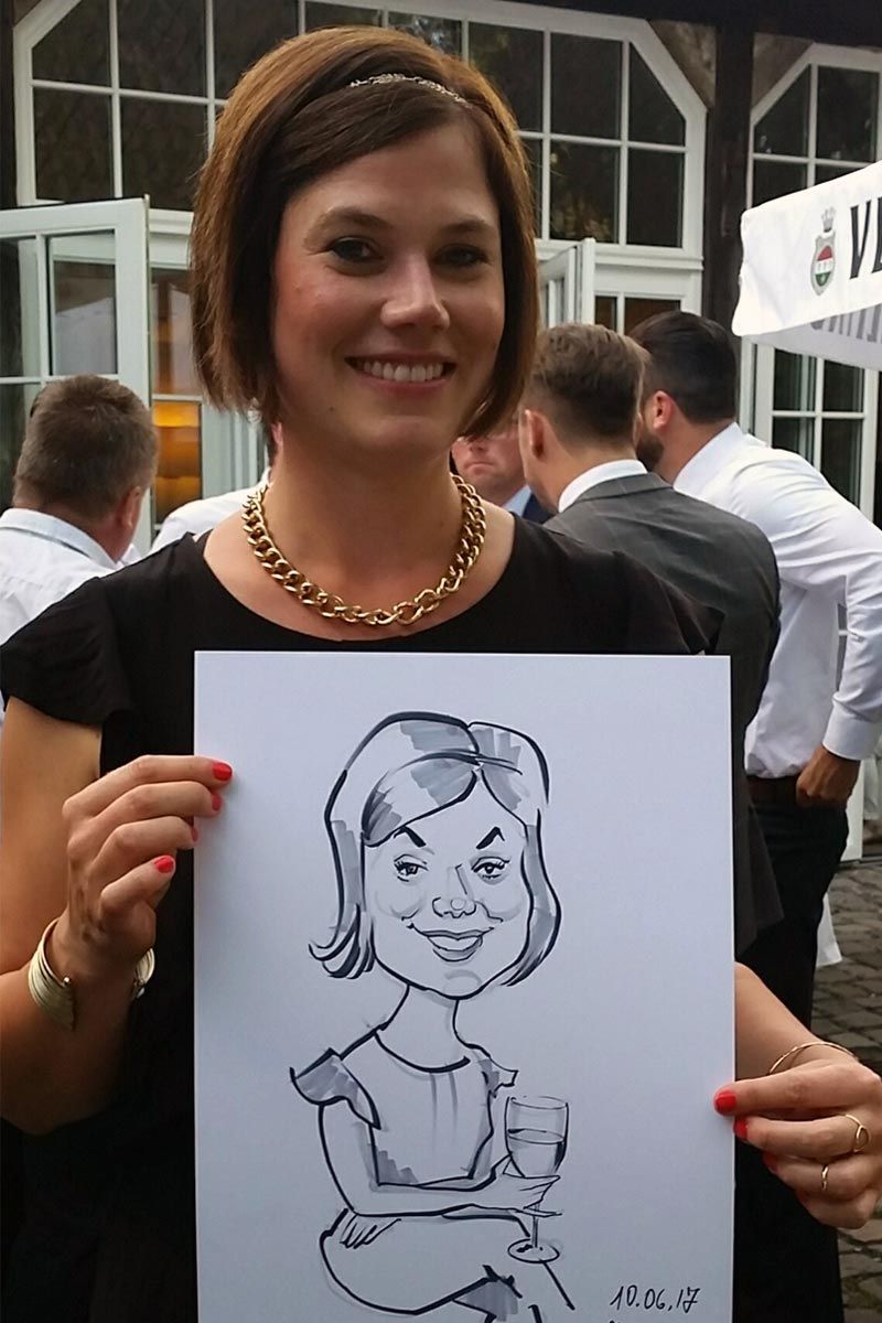 Eine Frau hält ein Schwarz-Weiß-Zeichnung einer Frau mit einem Glas Wein in der Hand