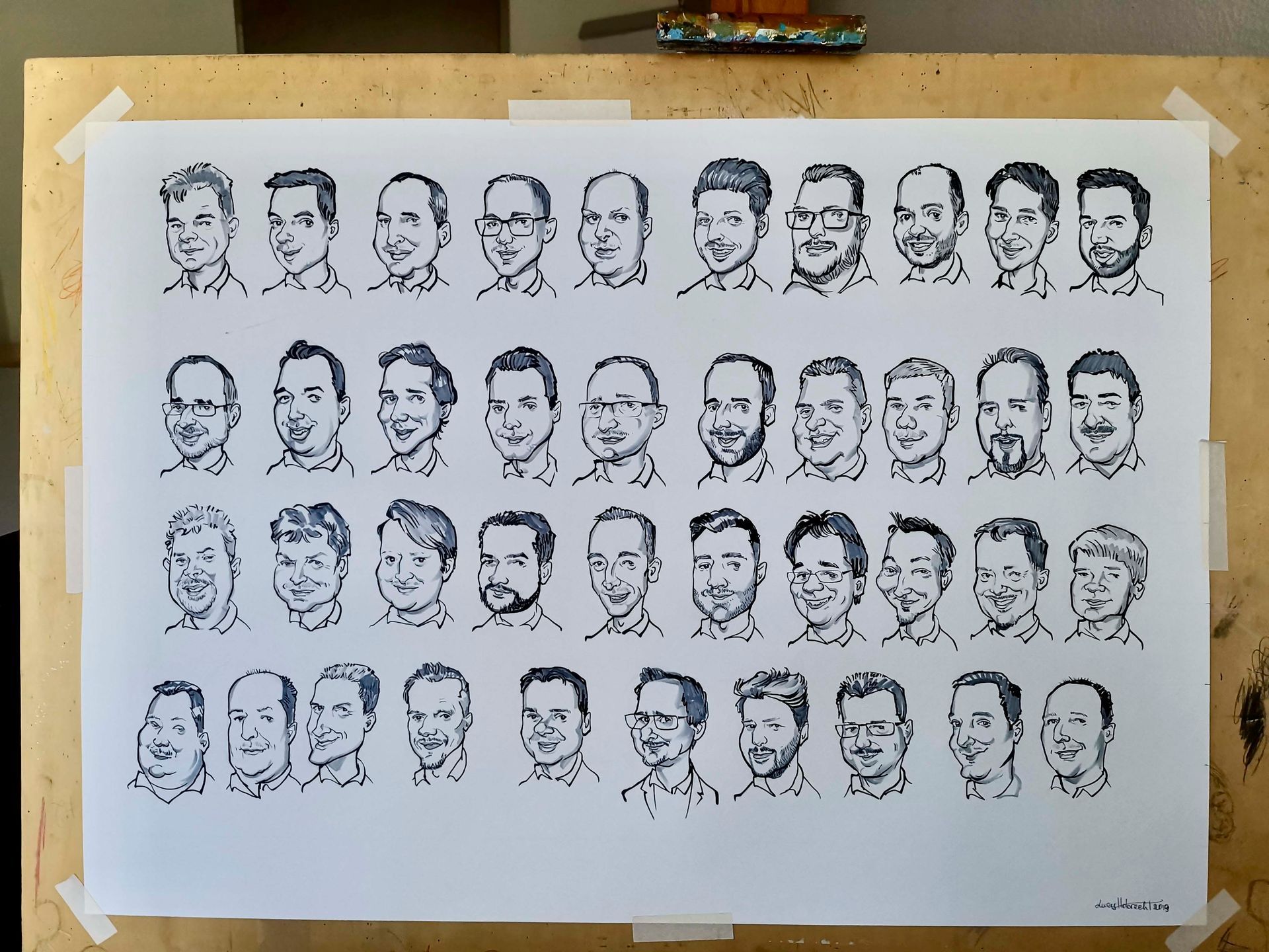 ein Blatt Papier mit vielen Gesichtern darauf