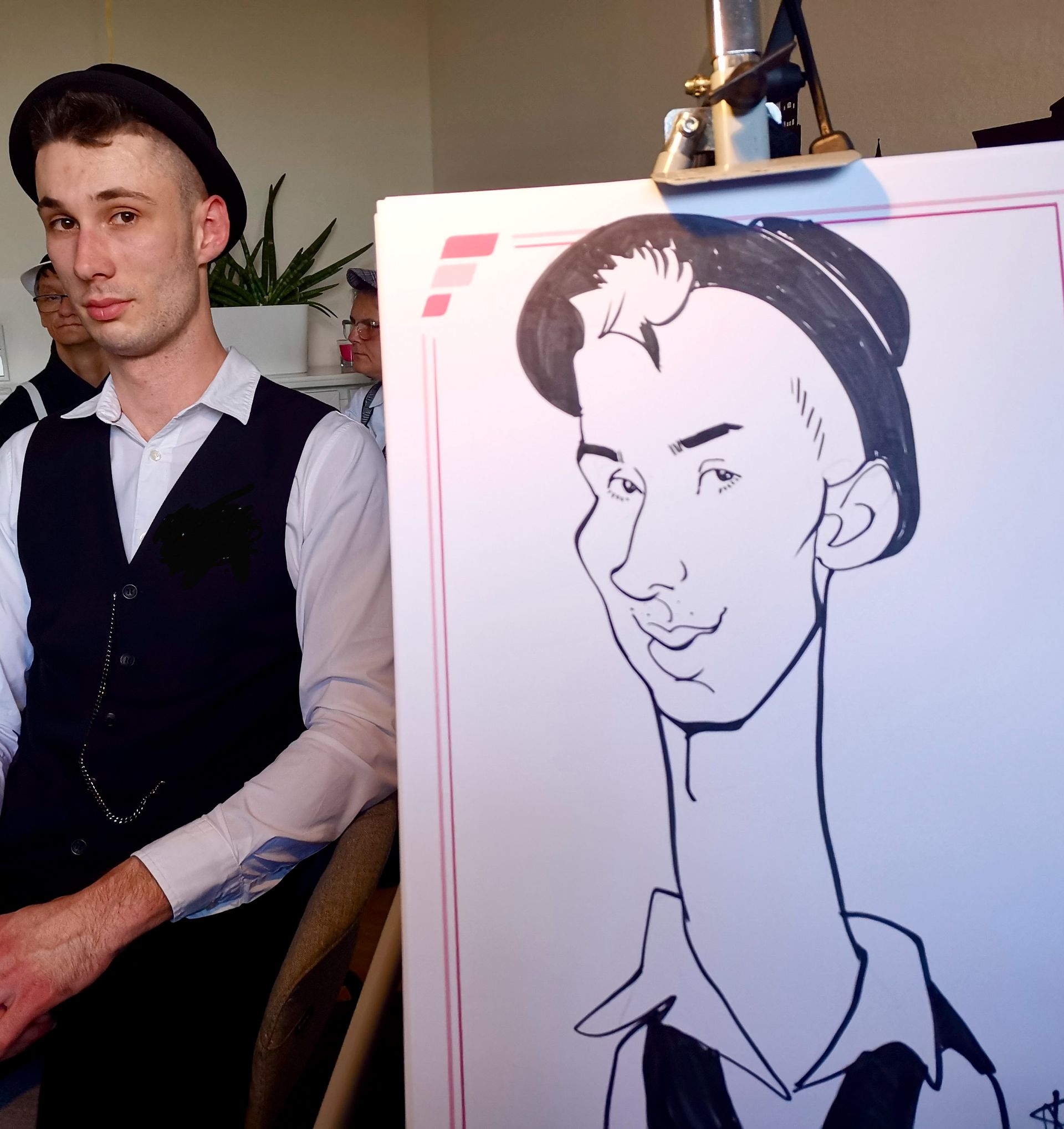 ein Mann steht neben einem Gemälde eines Mannes