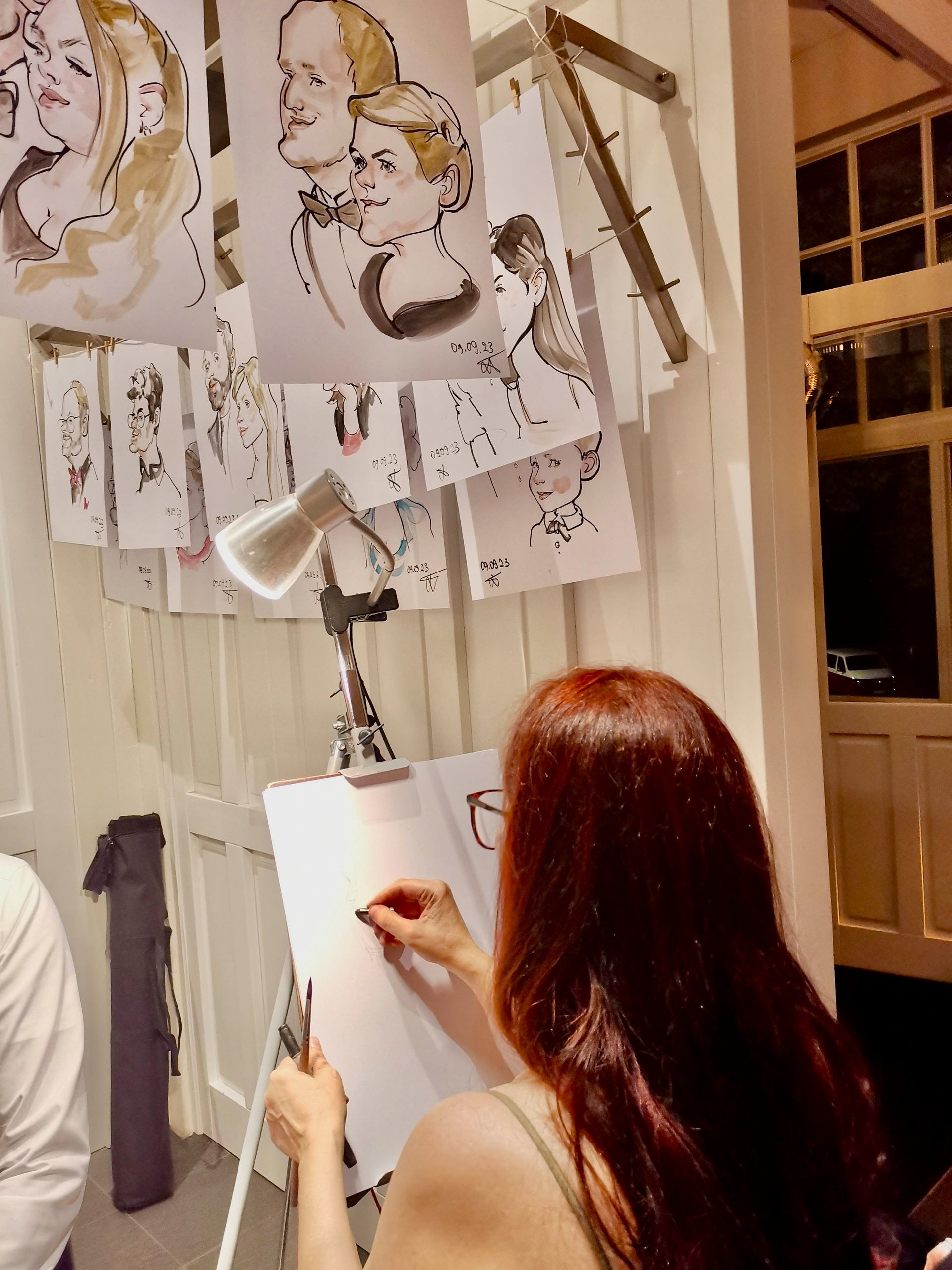 eine Frau zeichnet einen Mann und eine Frau auf einem Blatt Papier