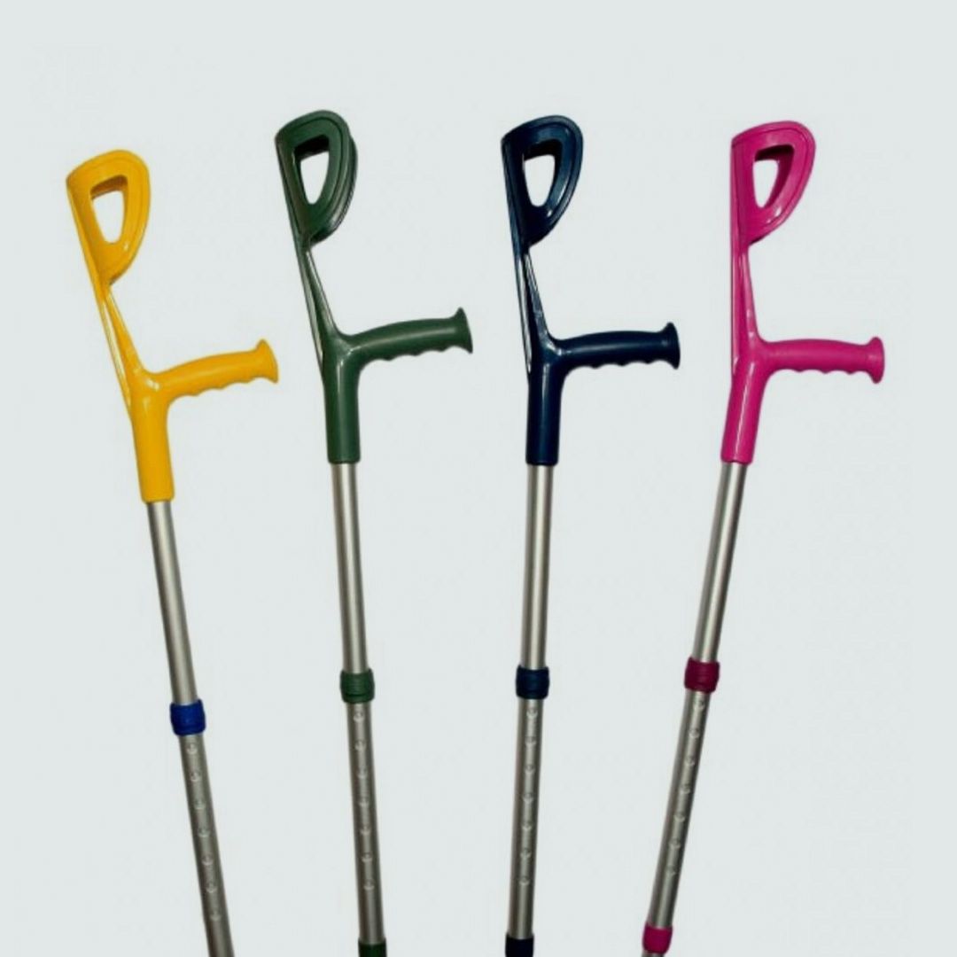 Uno scienziato in camice versa una sostanza dal becher sulla bilancia, mentre altri liquidi colorati si trovano nei becher lì vicino.