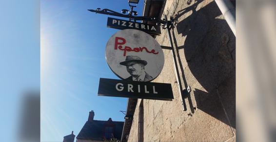 Enseigne de la pizzeria et restaurant Pépone à Combourg