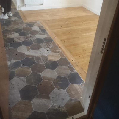 Sol mixte avec motif nid d'abeille et parquet clair.