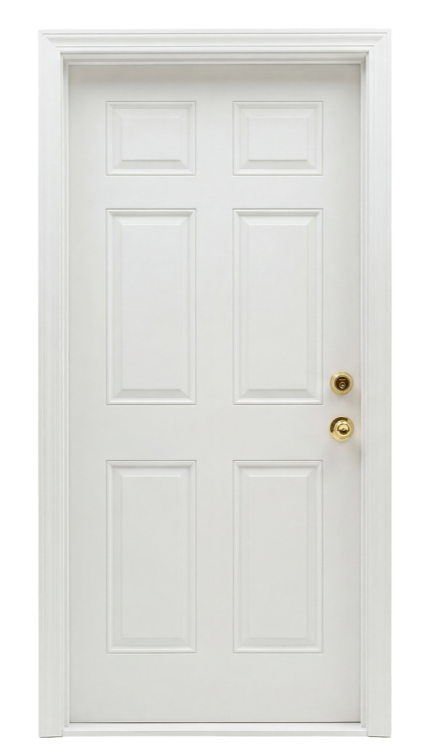 Porte d'entrée à panneaux blancs avec poignée et verrou dorés.