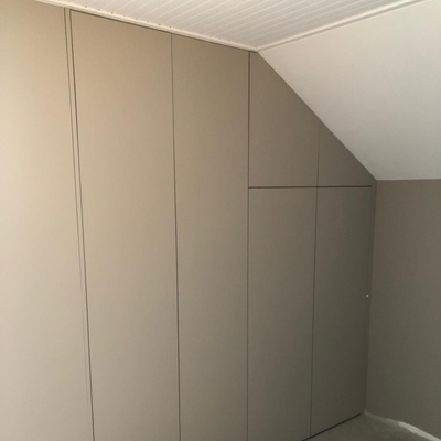 Placard sur mesure dans une pièce masardée.