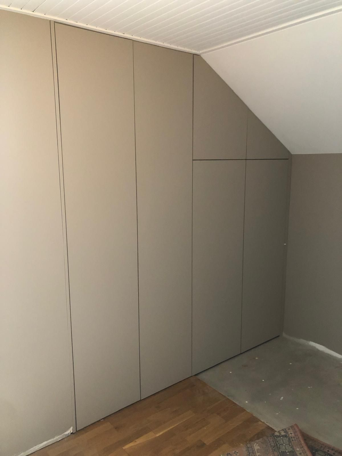 Dressing dans une pièce mansardée.