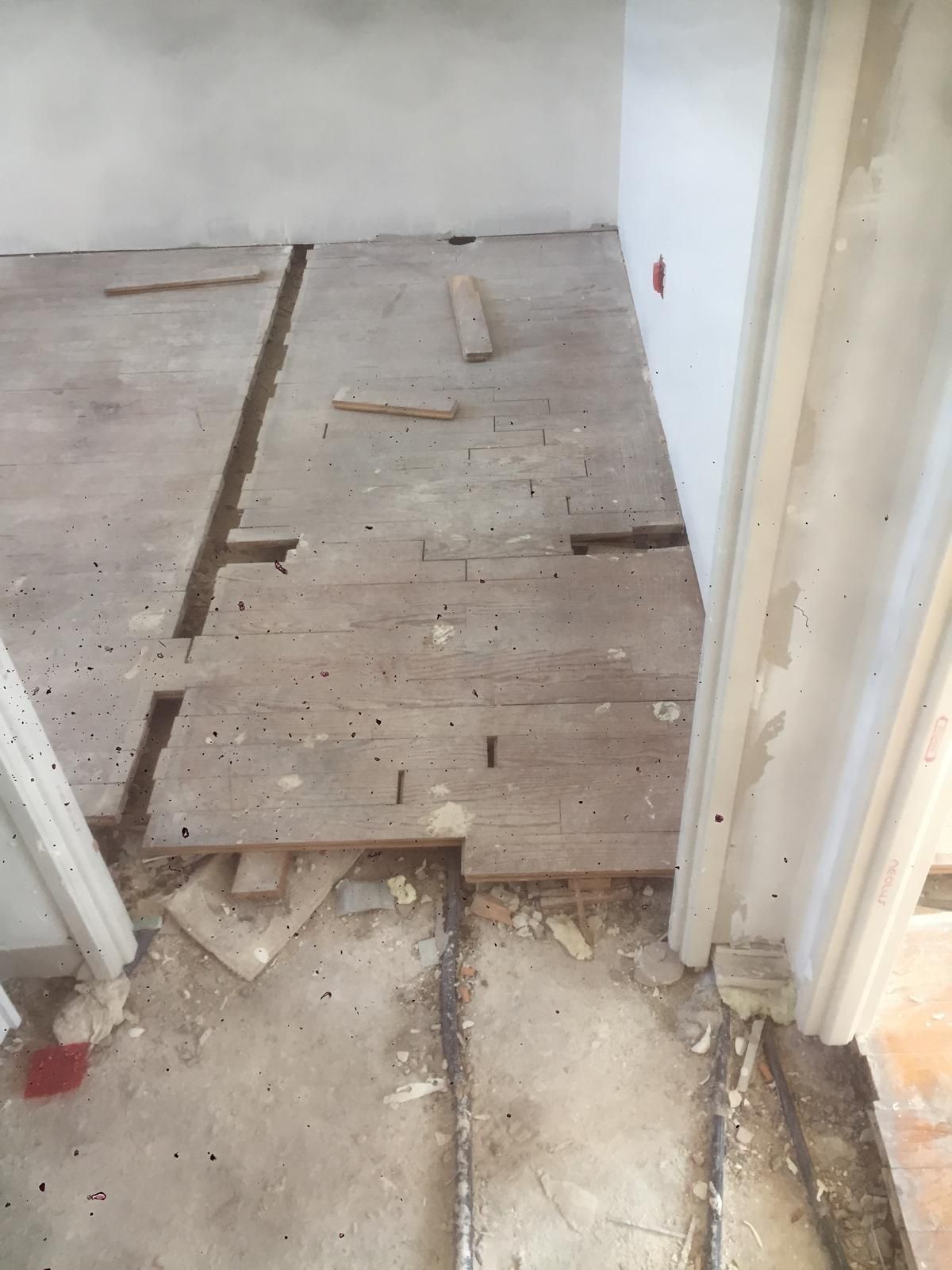 Plancher en cours de dépose et de rénovation.