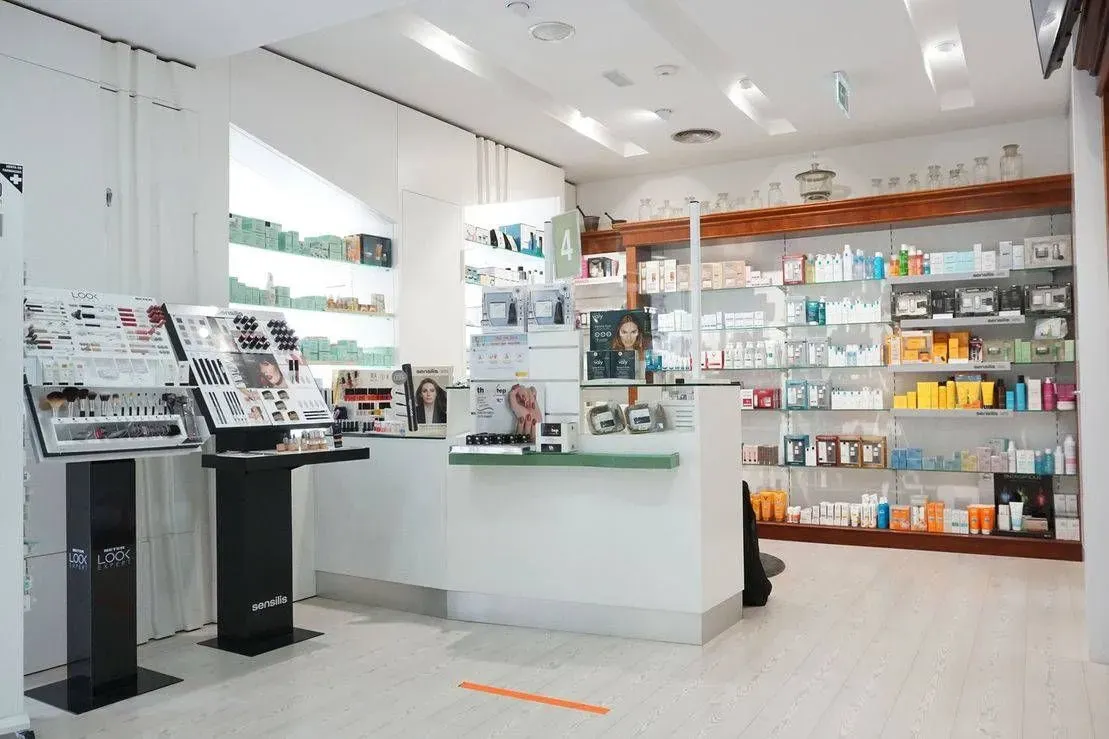Una farmacia con un mostrador y estantes llenos de muchos productos.
