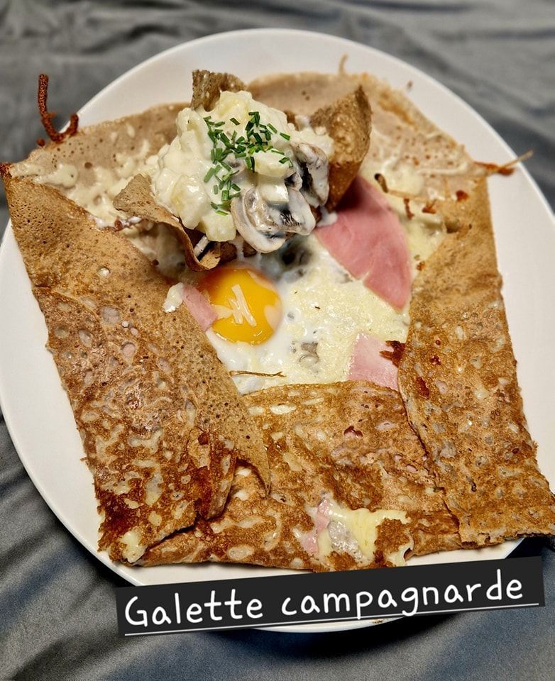 Galette bretonne avec du jambon, des champignons et un œuf