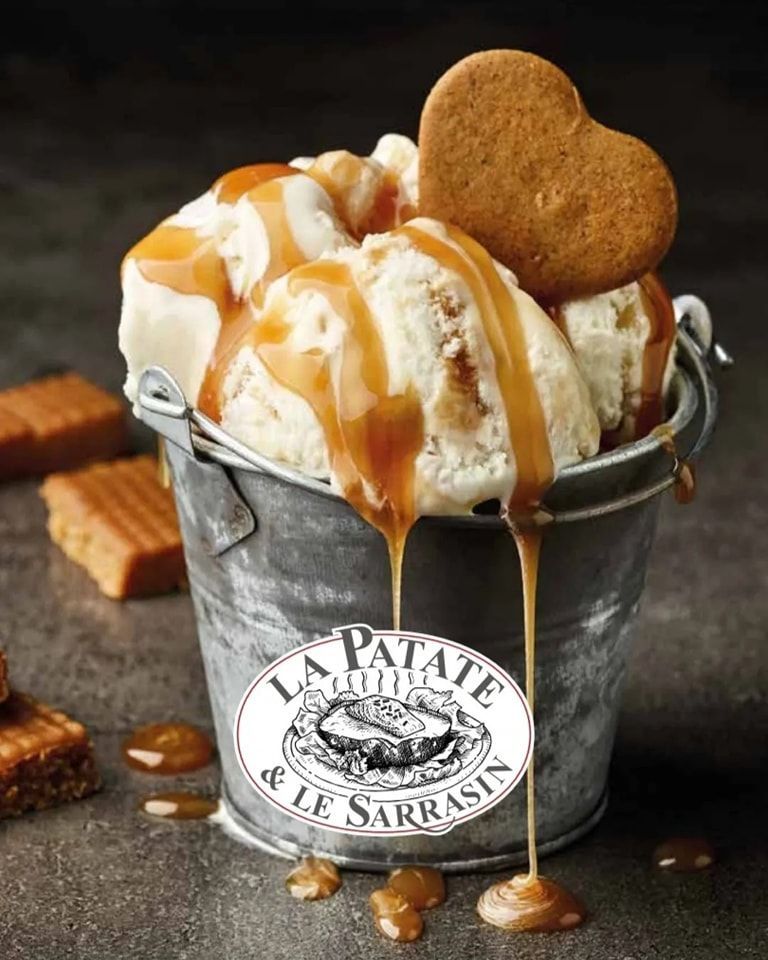 Glace avec du coulis de caramel