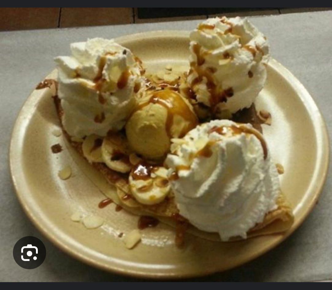 Crêpe sucrée avec de la glace, de la chantilly et de la banane