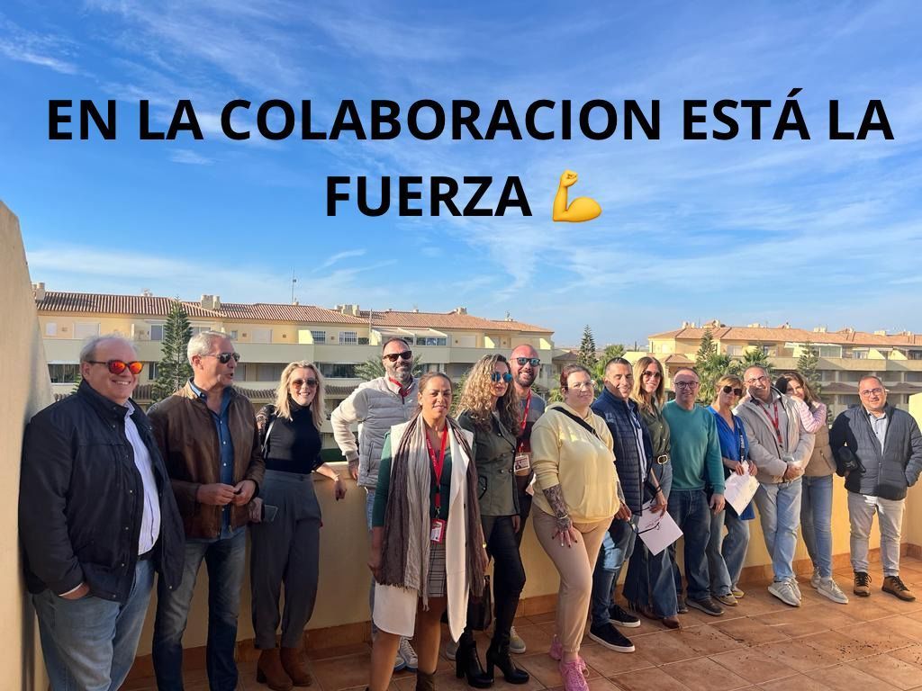 Un grupo de personas paradas una al lado de la otra frente a un cartel que dice en la colaboración esta la fuerza