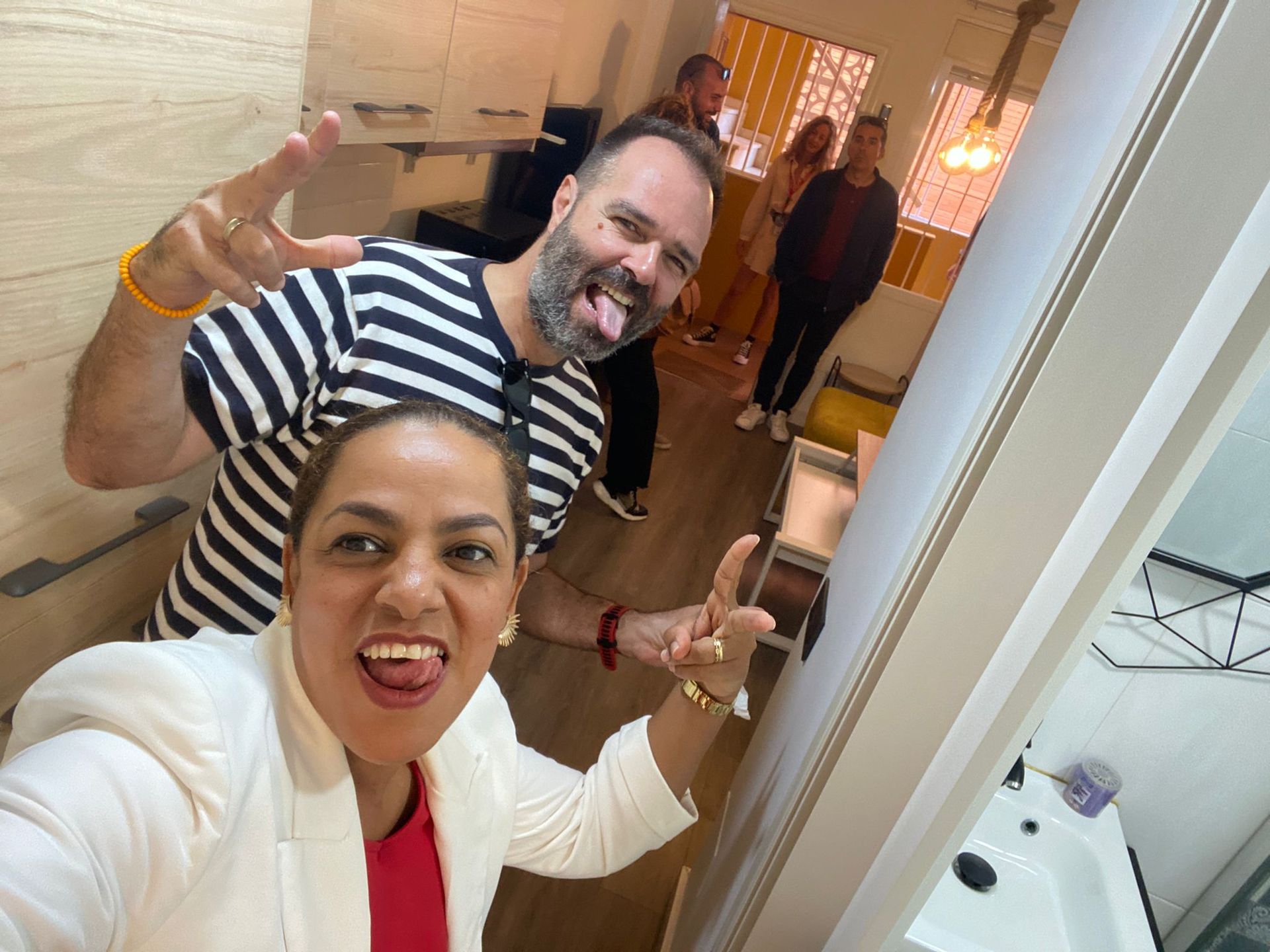 Un hombre y una mujer posan para una selfie en un baño.