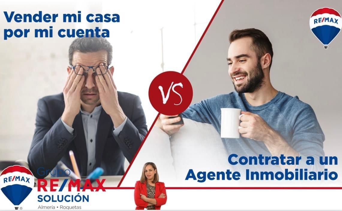 Un hombre sostiene una taza de café junto a una mujer.