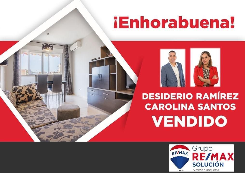 Un anuncio de re/max con una foto de una sala de estar