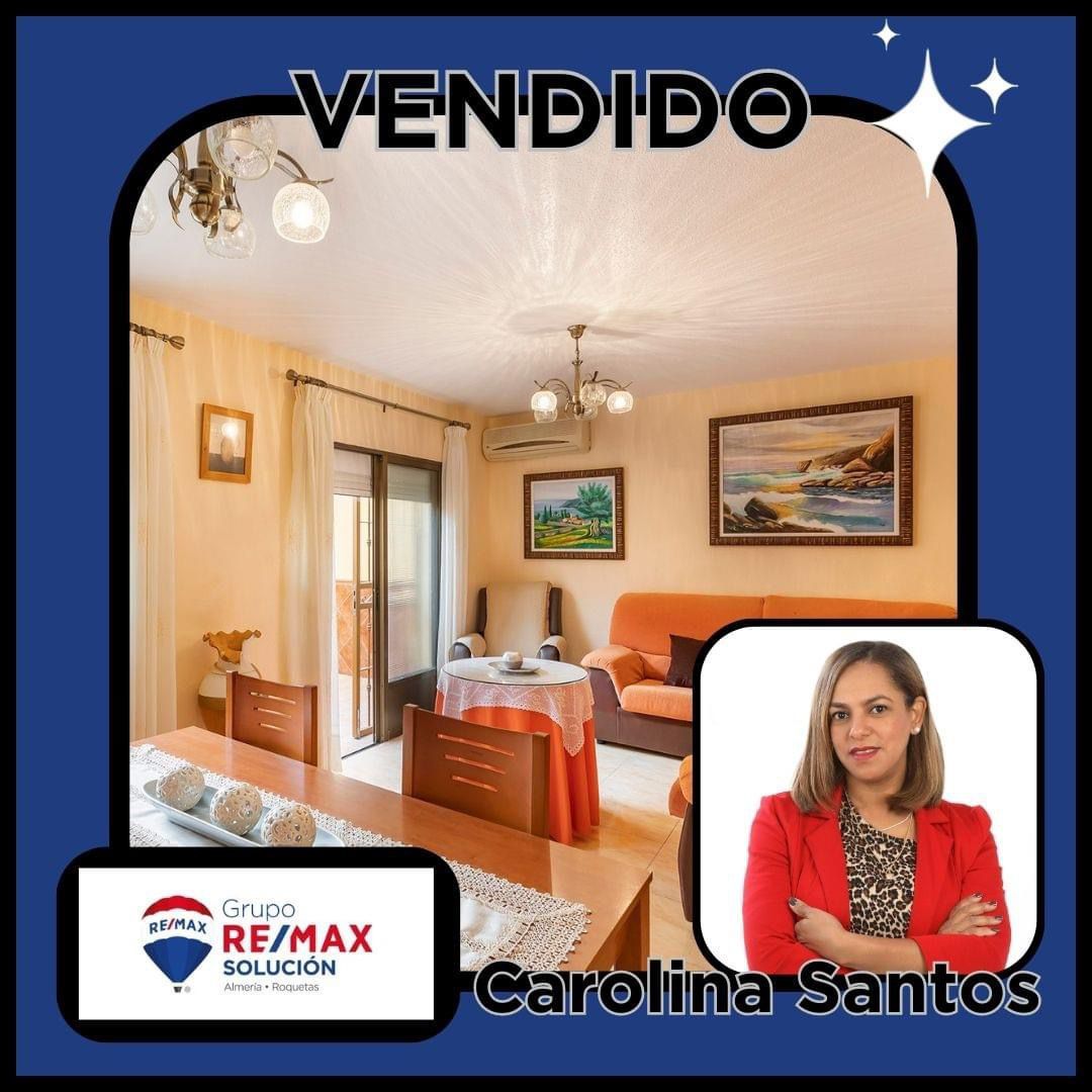 Una foto de una sala de estar con una mujer llamada Carolina Santos.