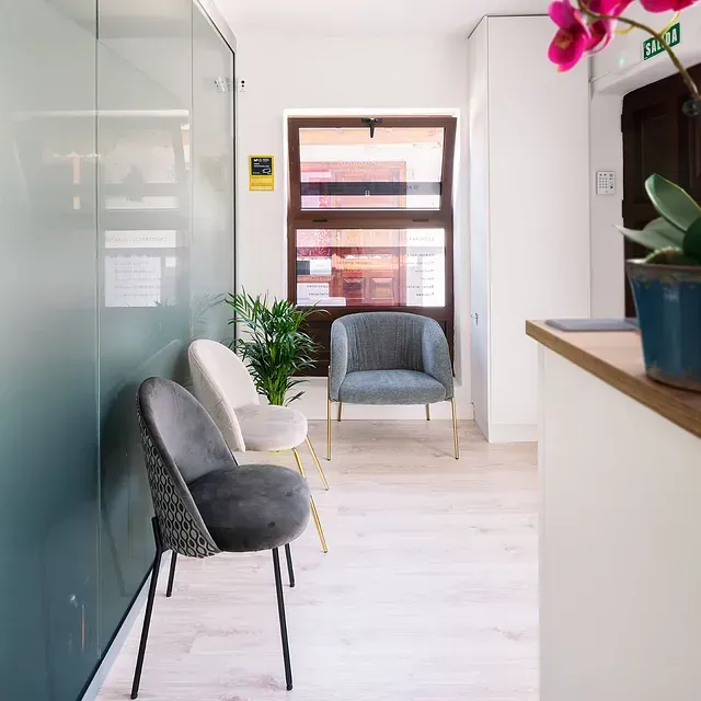 Una sala de espera con sillas y un cartel que dice salida