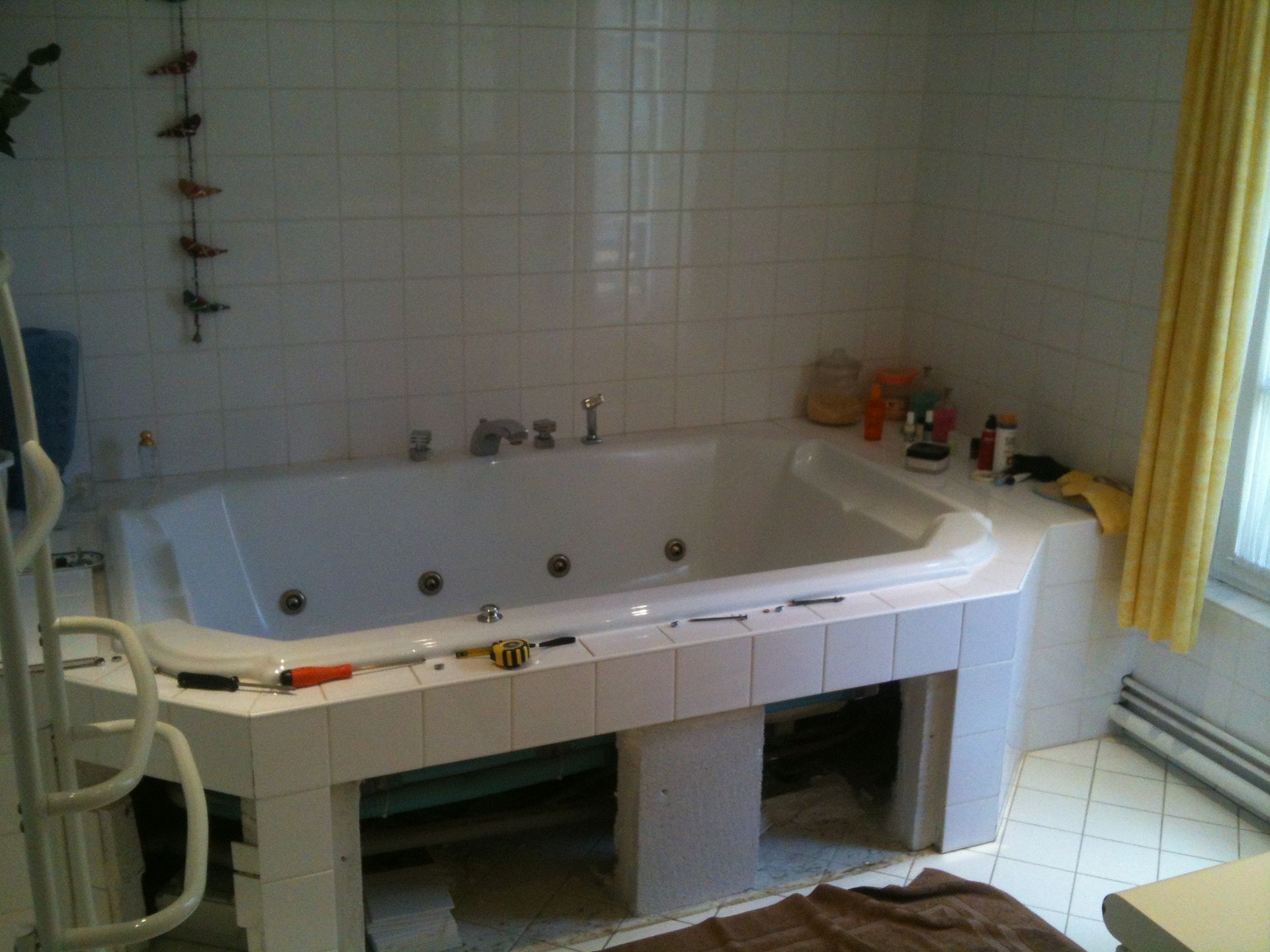 Baignoire à jets en carrelage