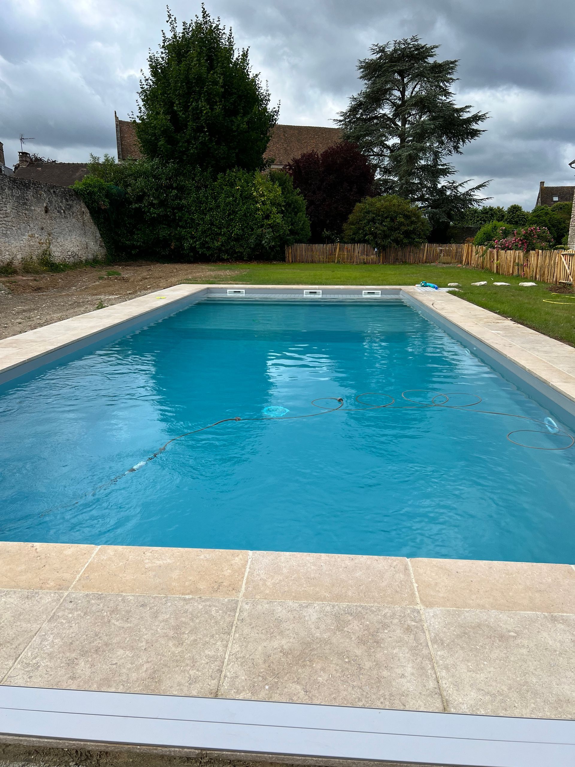 Grande piscine dans un jardin