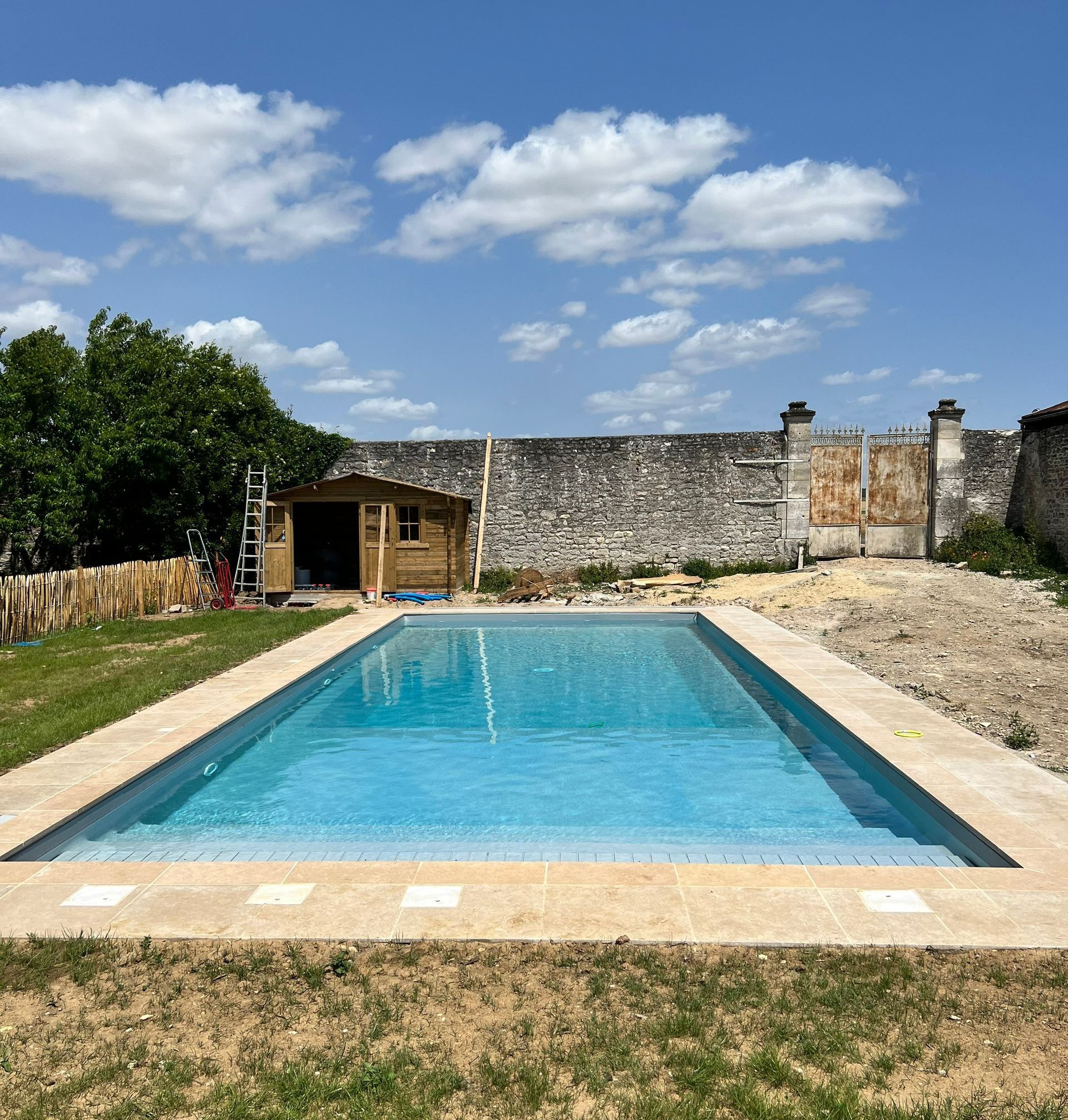 Piscine extérieure, un vieux portail et un cabanon en bois