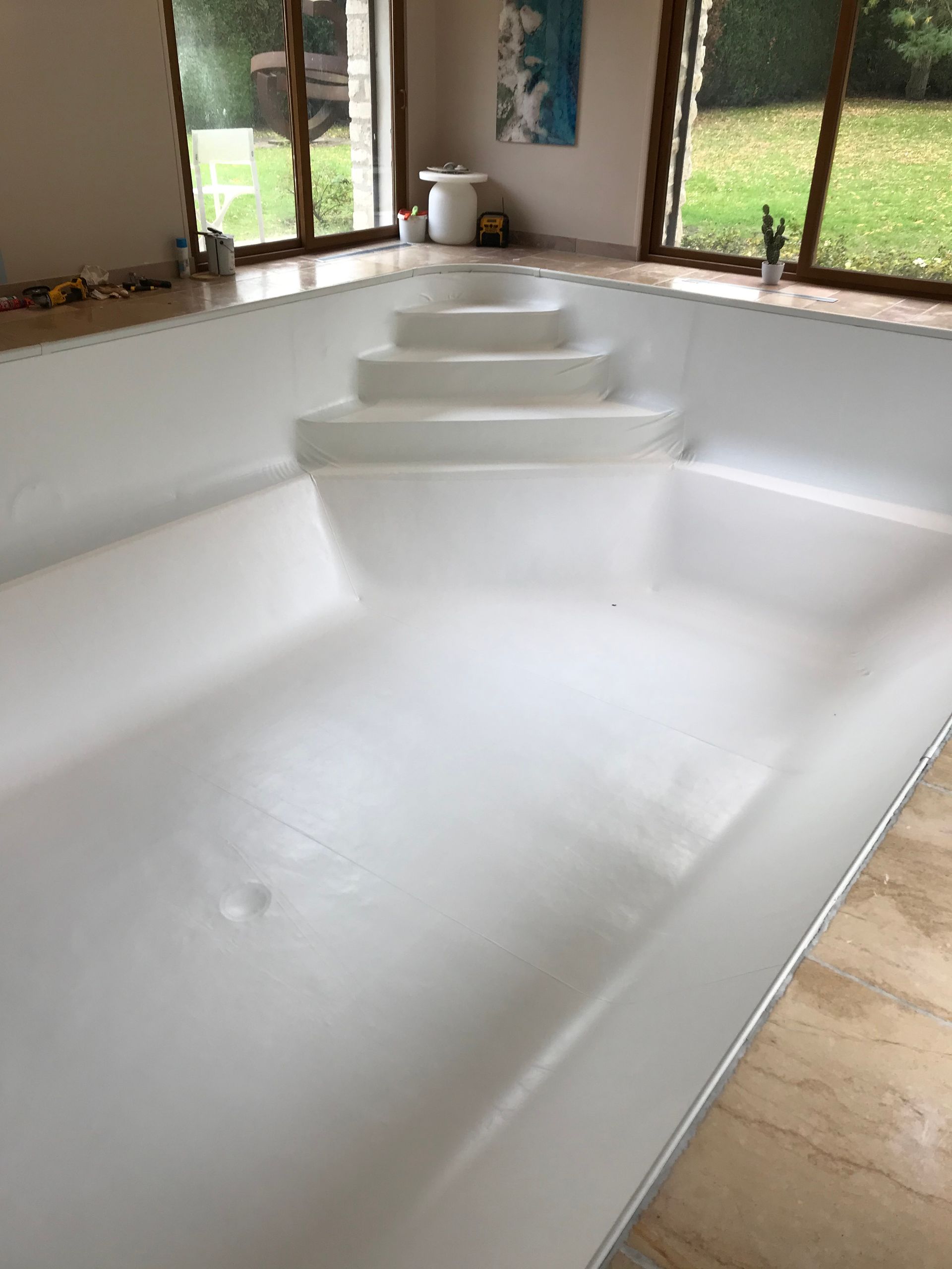 Liner blanc de la piscine d'intérieur