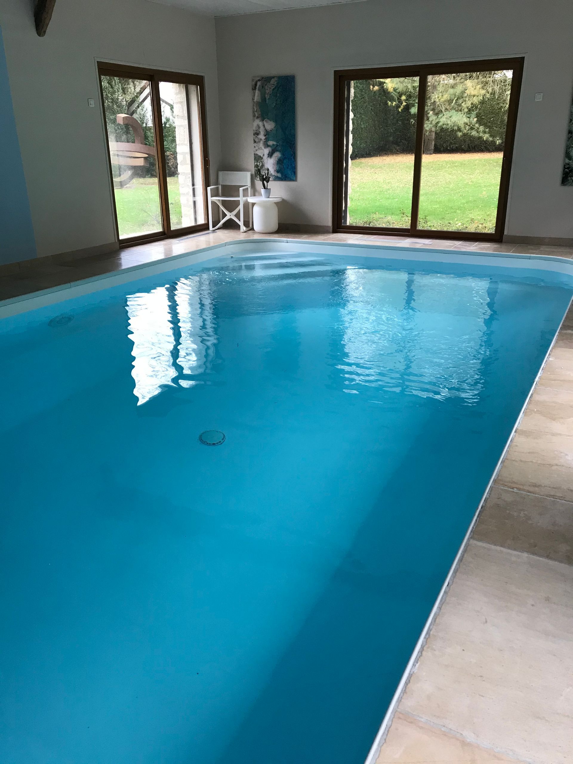 Une piscine d'intérieur