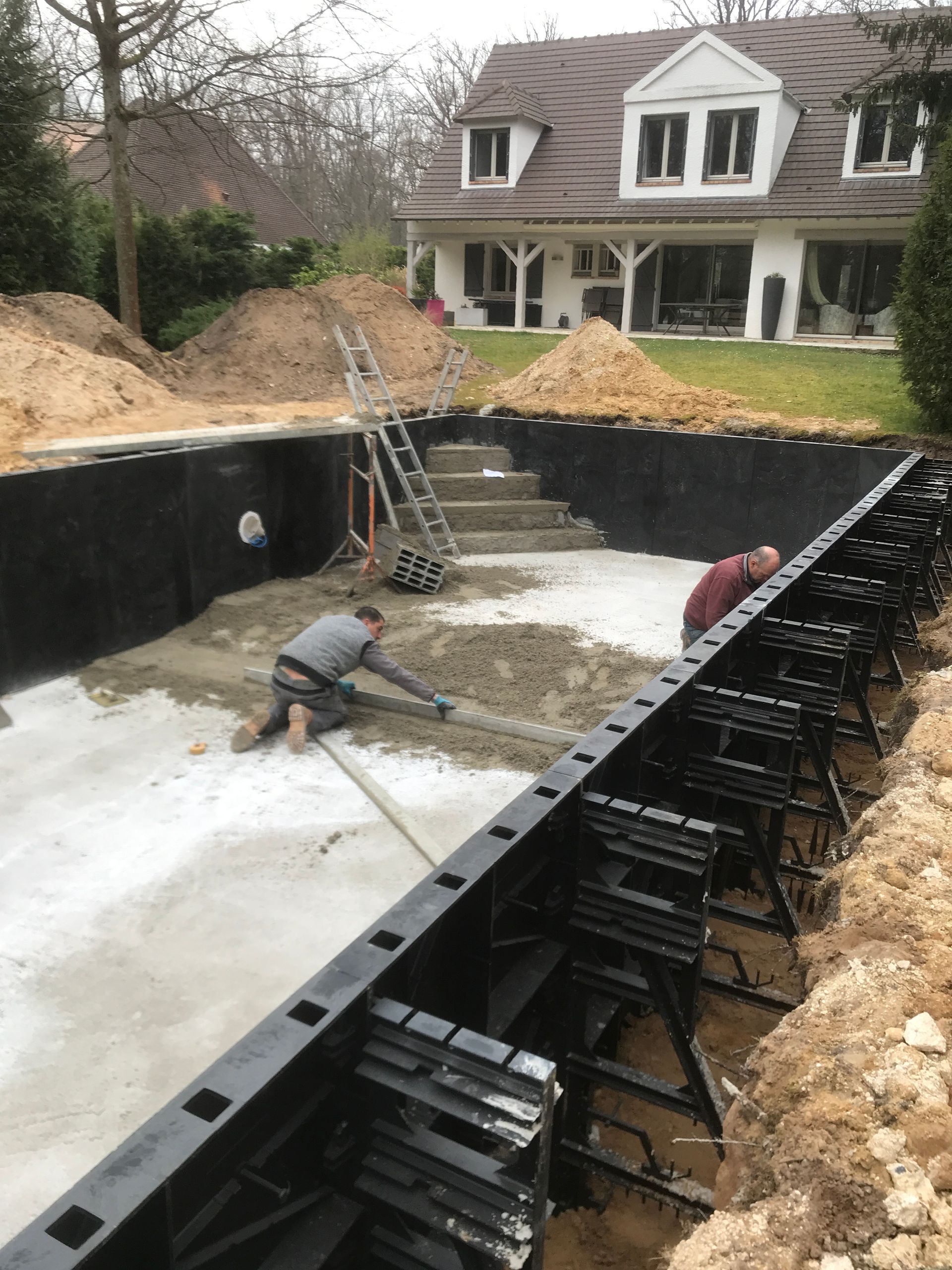 Maçonnerie et niveau du fond de la piscine