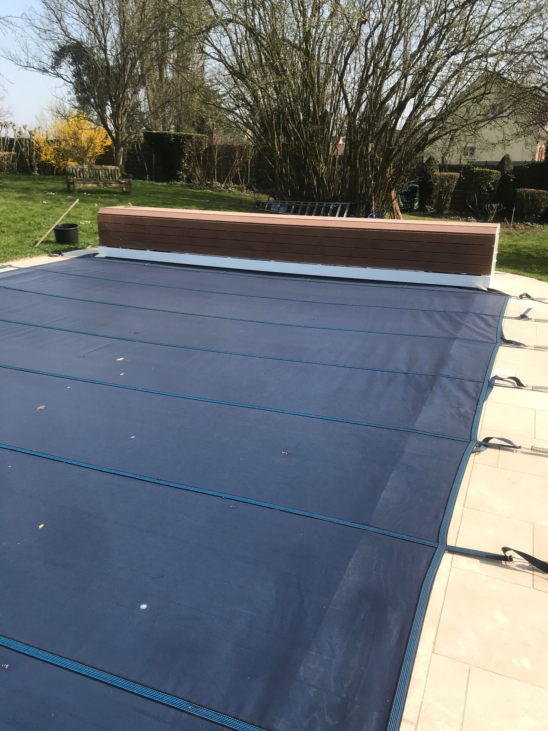 Couverture noire souple pour piscine