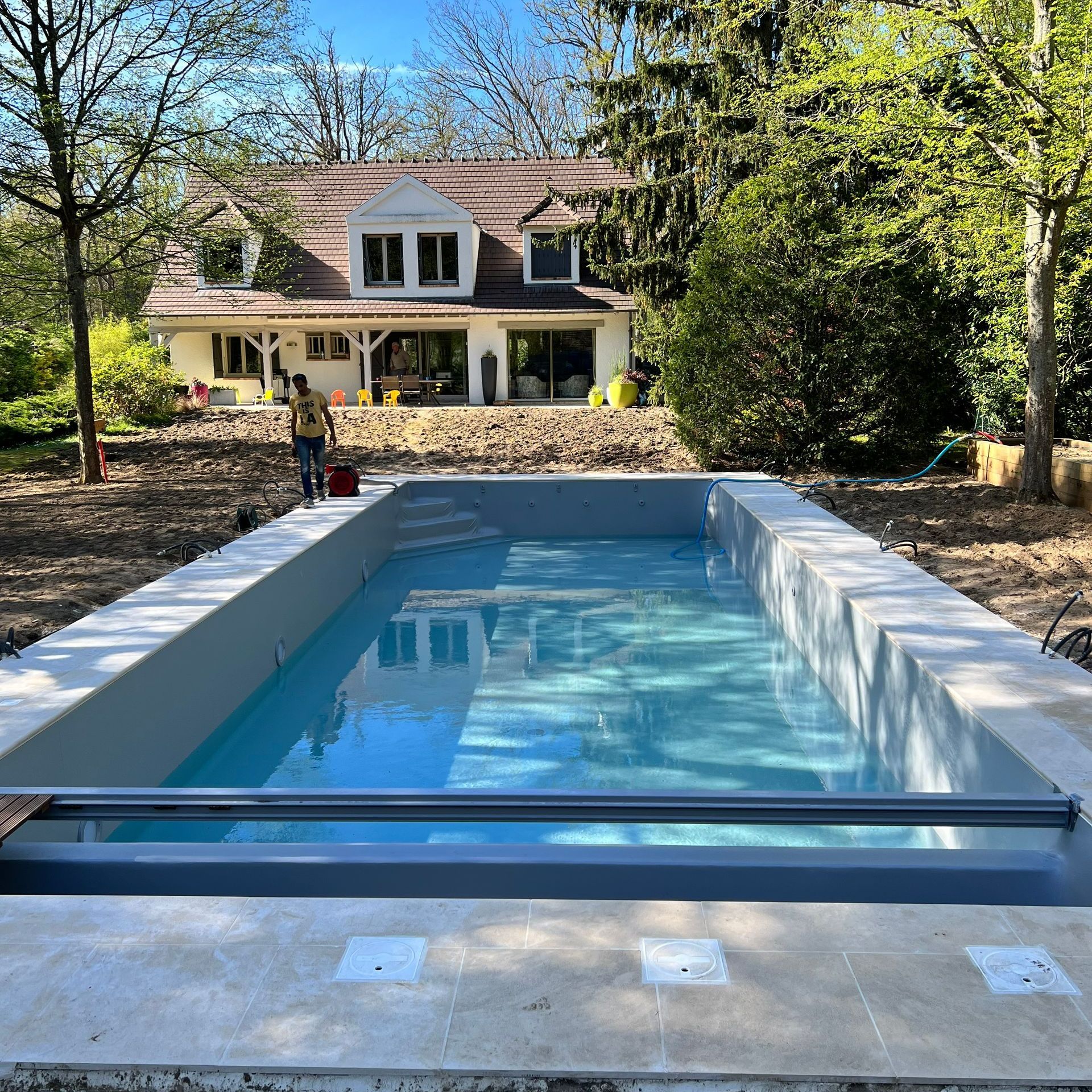 Remplissage d'une piscine devant une maison