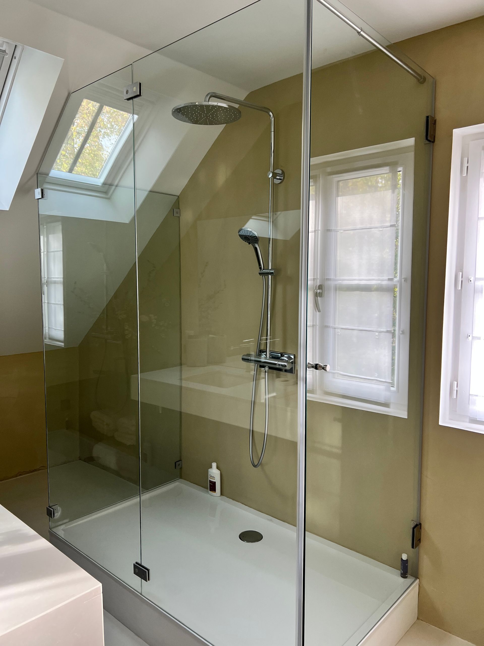 Douche sous un toit pentu