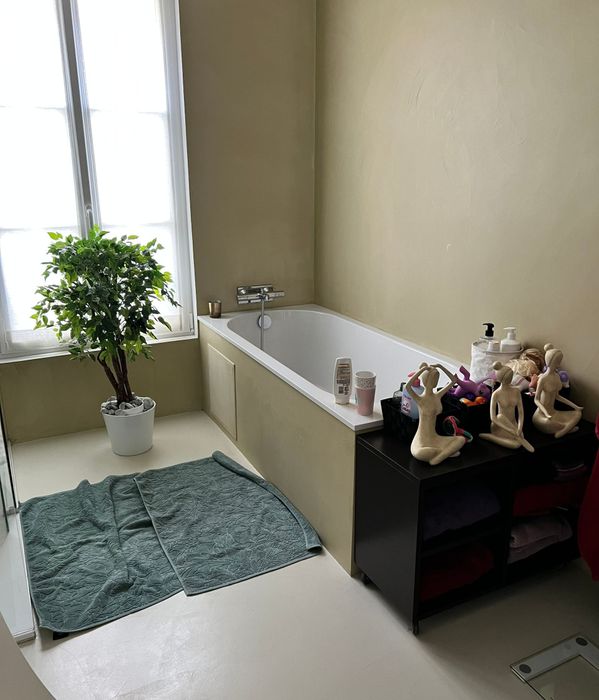 Une salle de bains beige
