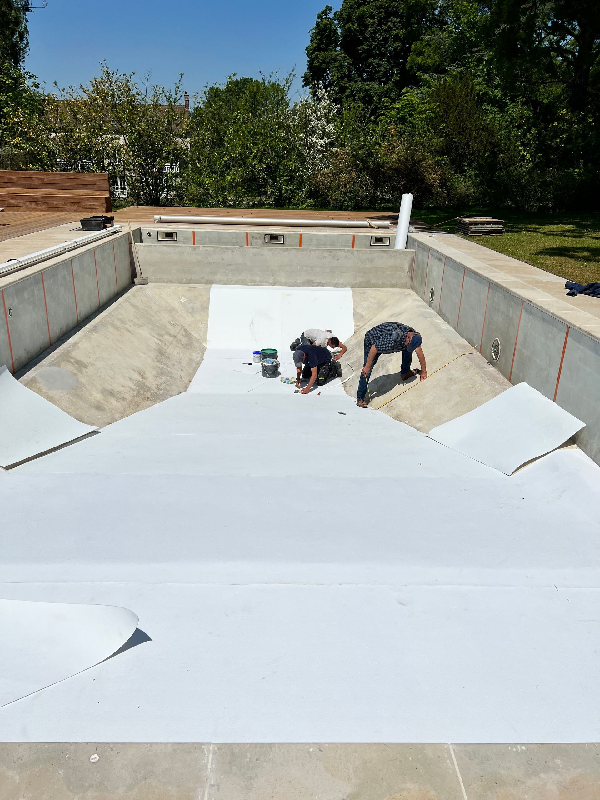 Prise de mesure dans une piscine