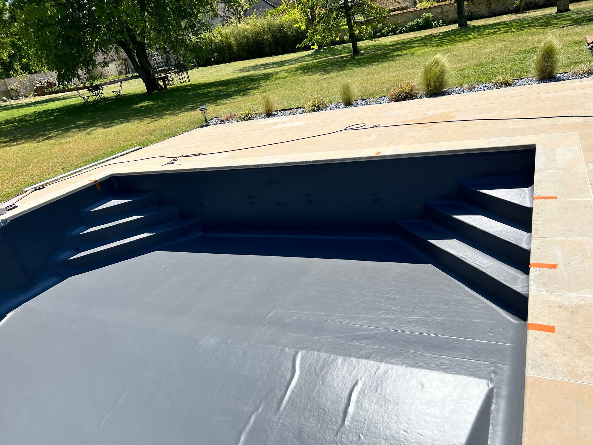 Piscine avec deux escaliers dans les coins