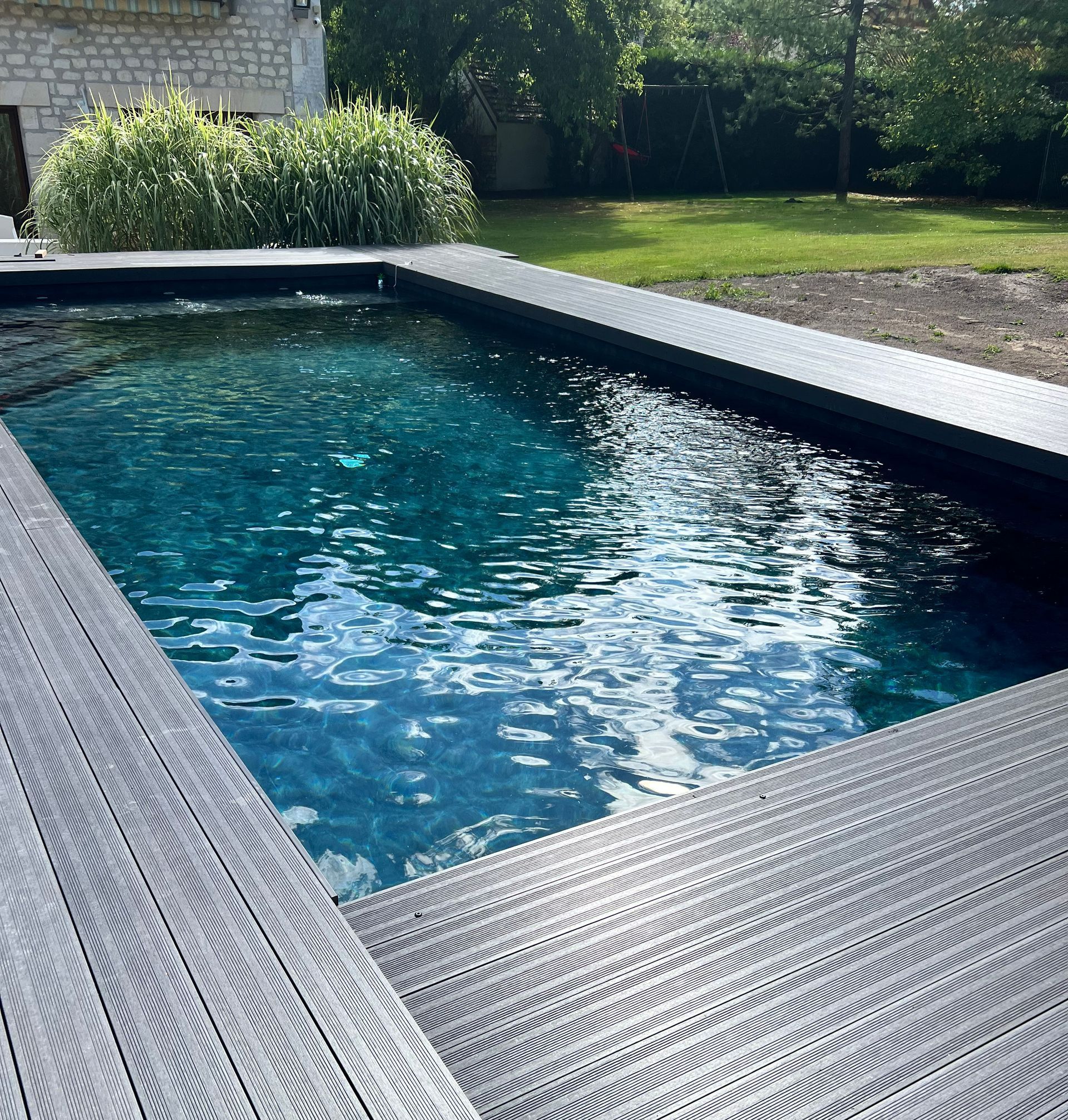 Piscine aux rebords en bois