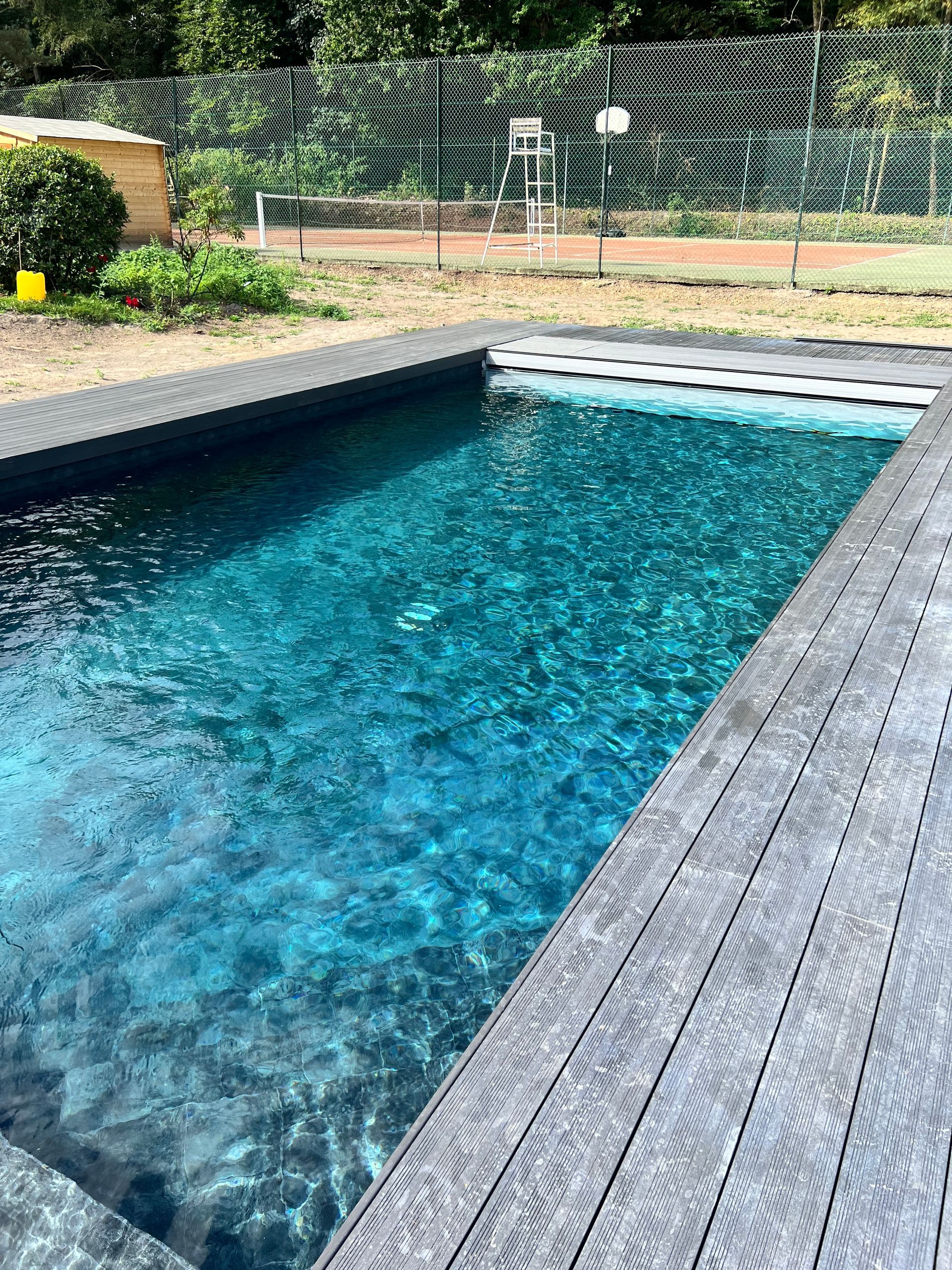 Piscine avec une plage en bois