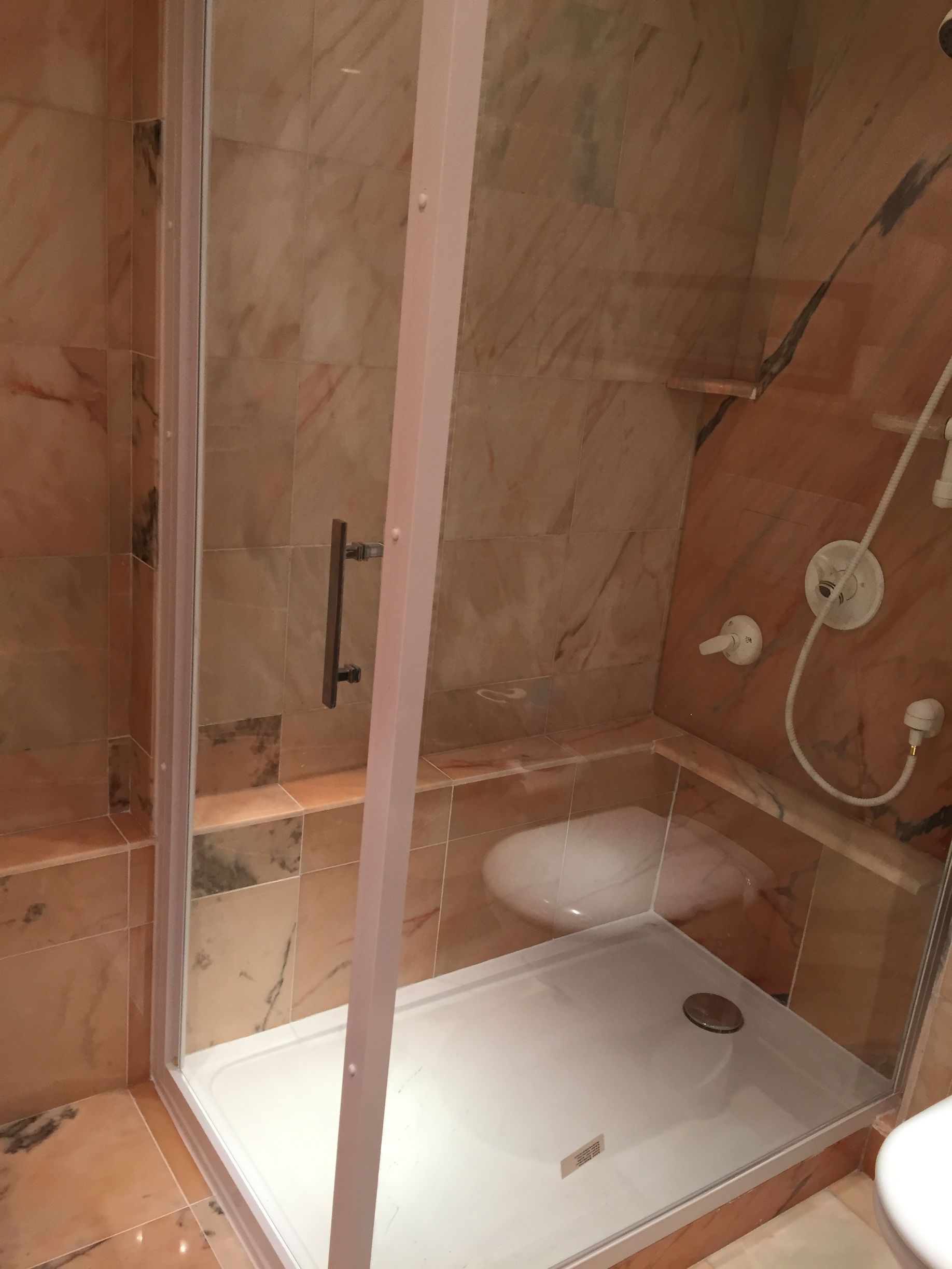 Douche en marbre rose