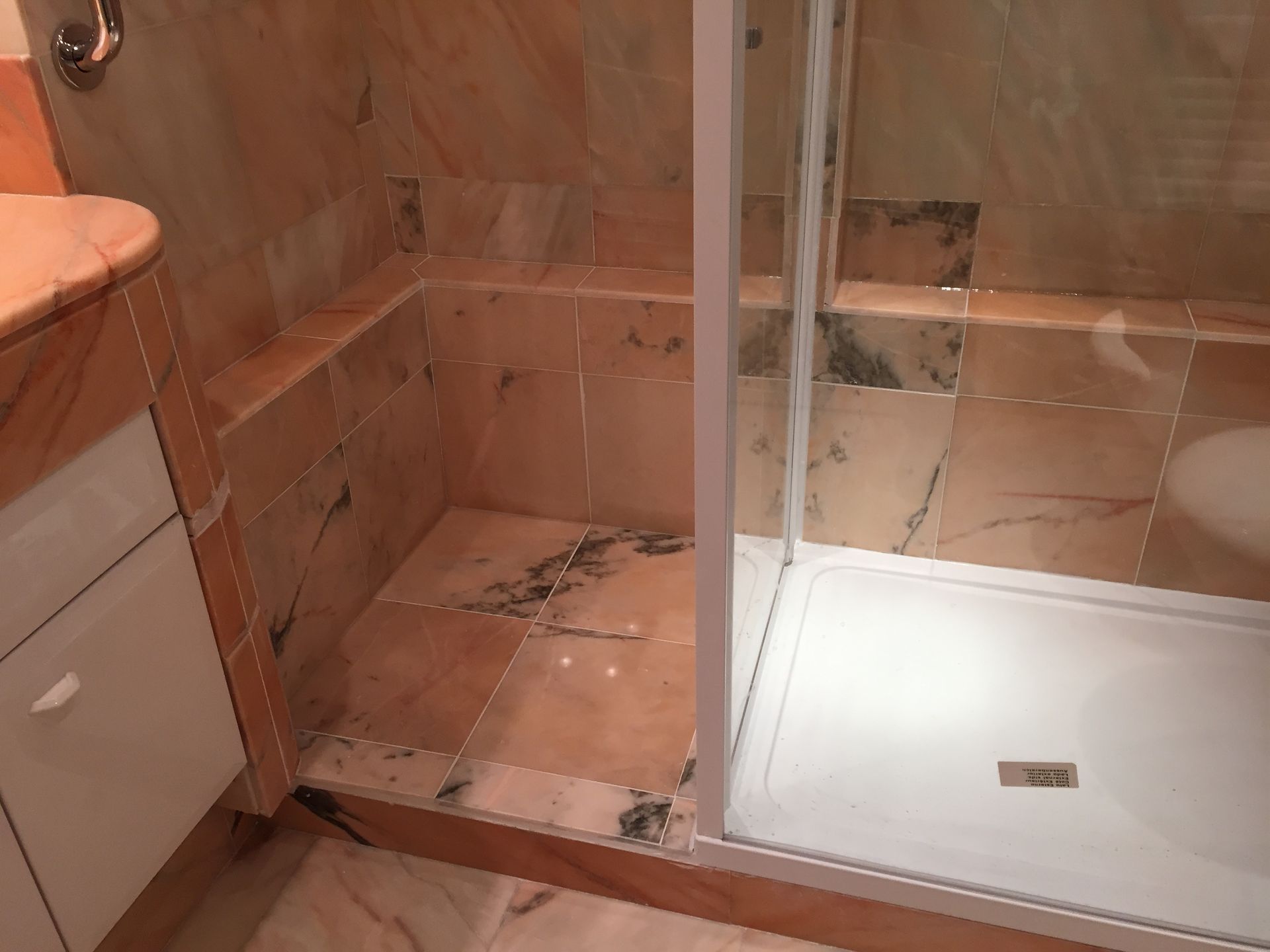 Salle de bains en marbre rose