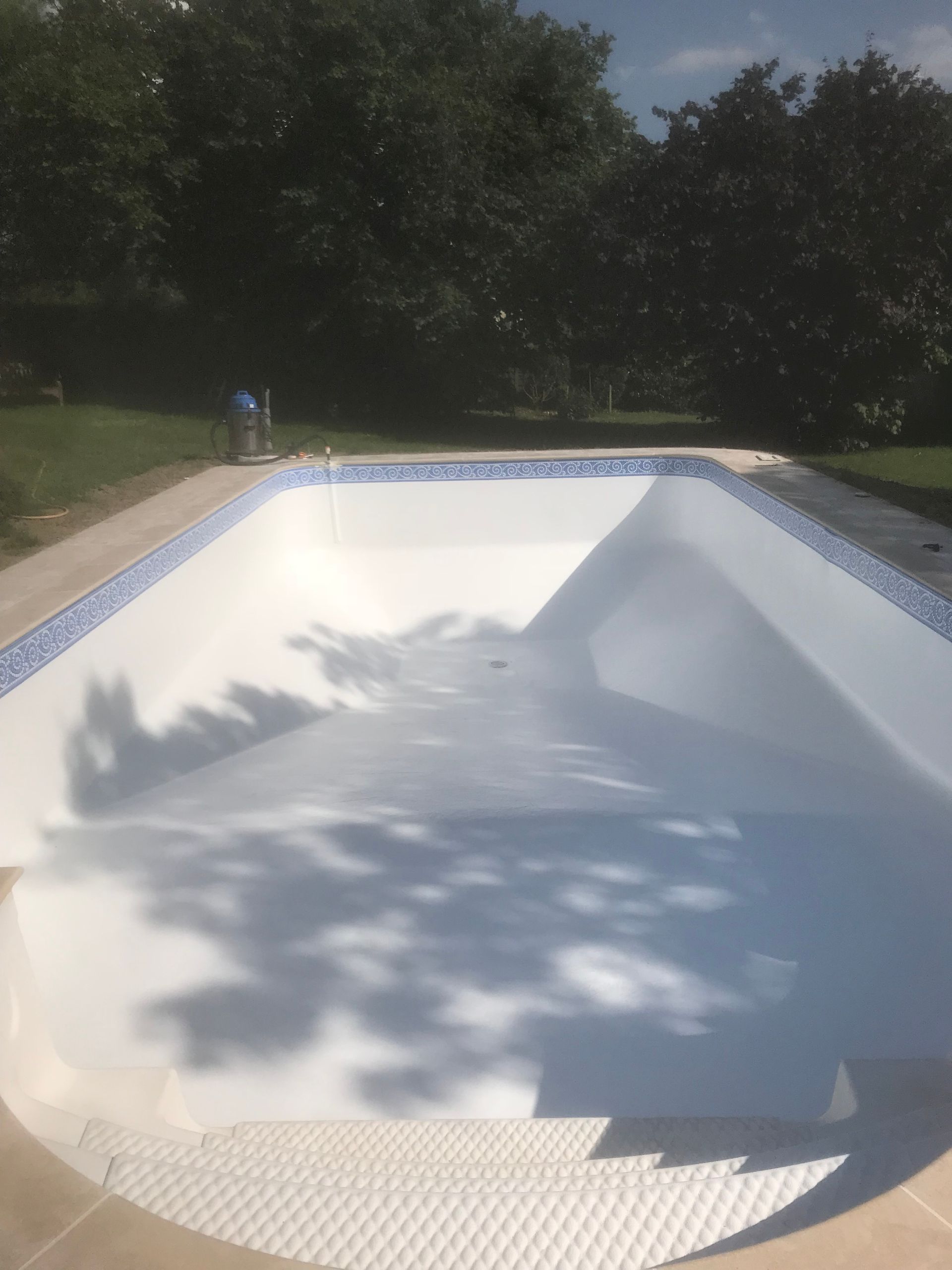 Pose du revêtement blanc d'une piscine
