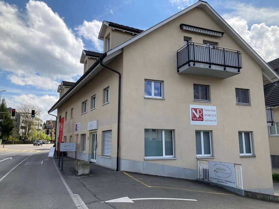 Beiges Gebäude mit der Aufschrift „Cabinet de Physiothérapie“. Straße und Himmel sind sichtbar.
