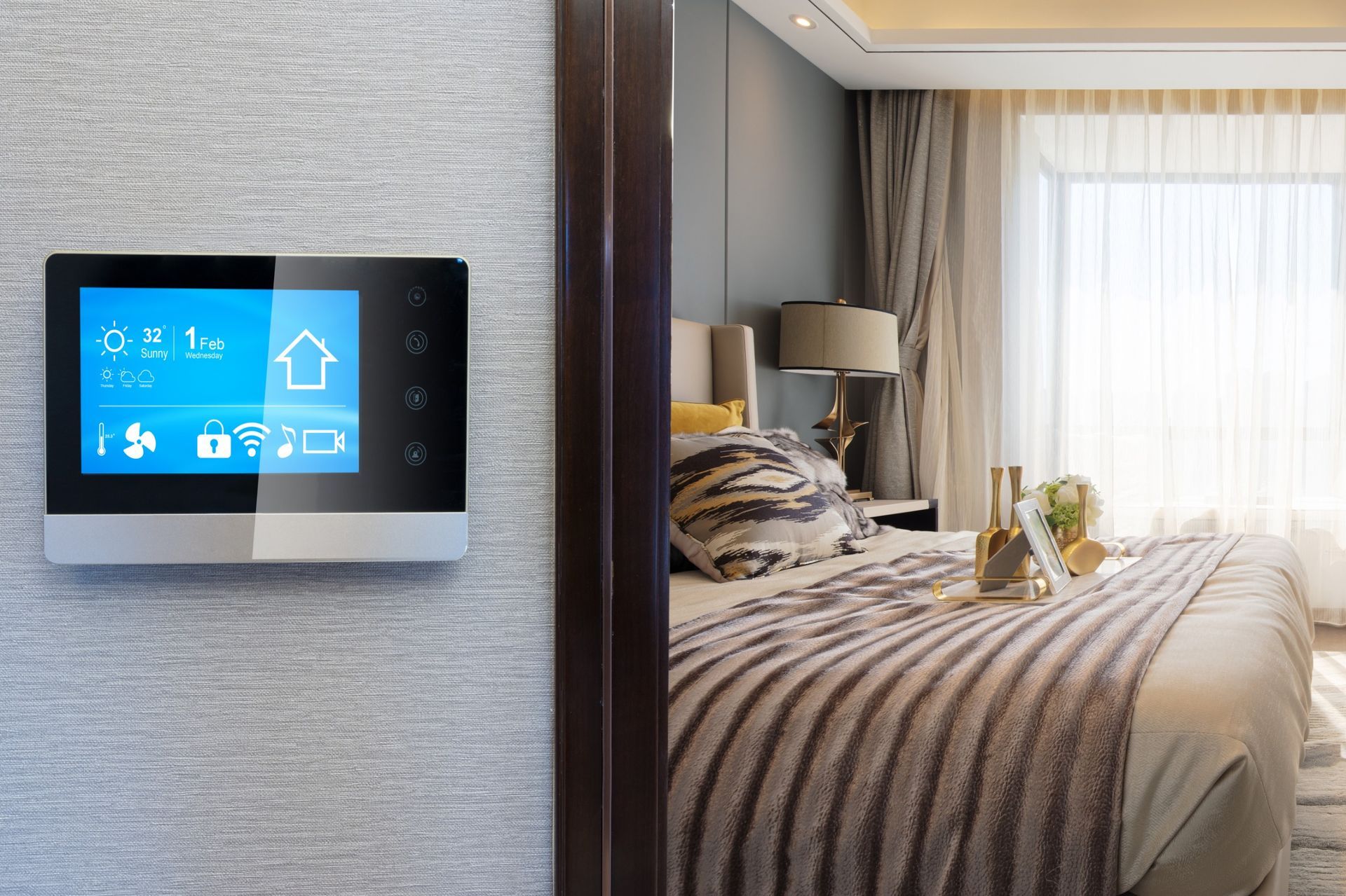 Un dormitorio con una cama y un termostato en la pared de al lado.