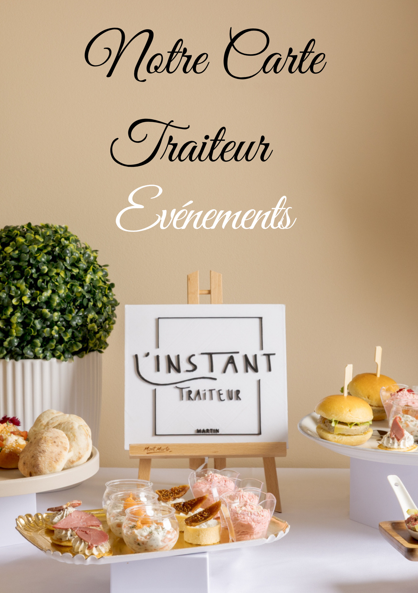 Élégante présentation traiteur française avec pâtisseries, fruits et une pancarte indiquant « Traiteur Instantané ».