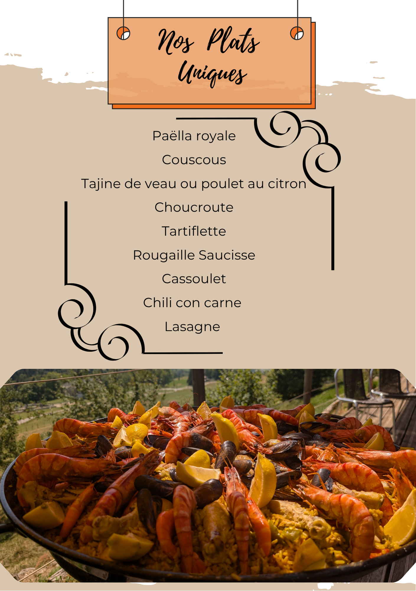 Affiche d'un menu français au-dessus d'un plateau de viande et de légumes cuits au four, dans des tons chauds.