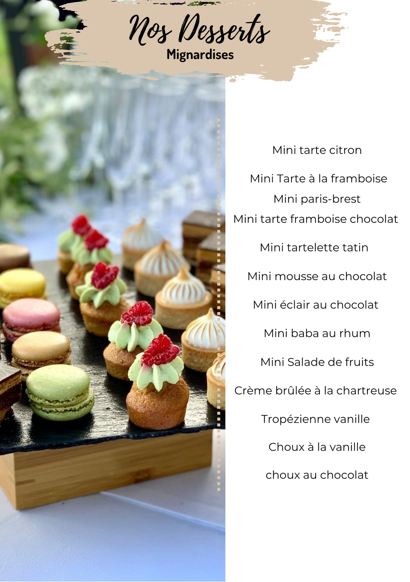 Assortiment de mini-desserts colorés sur un plateau avec le texte du menu « Noi Desserts » en arrière-plan